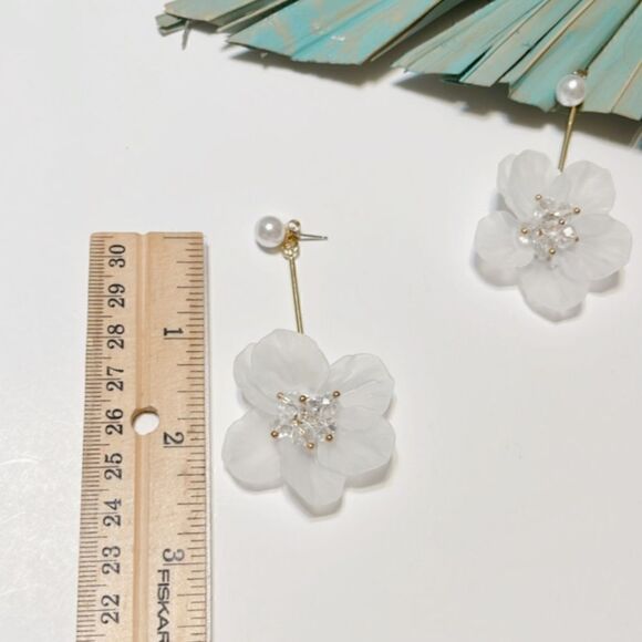 Anthro white flower drop earrings #458 - Picture 6 of 8